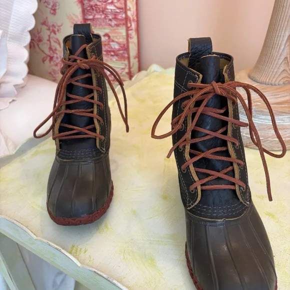 LL BEAN  WOMENS' DUCK BOOTS - Picture 2 of 6